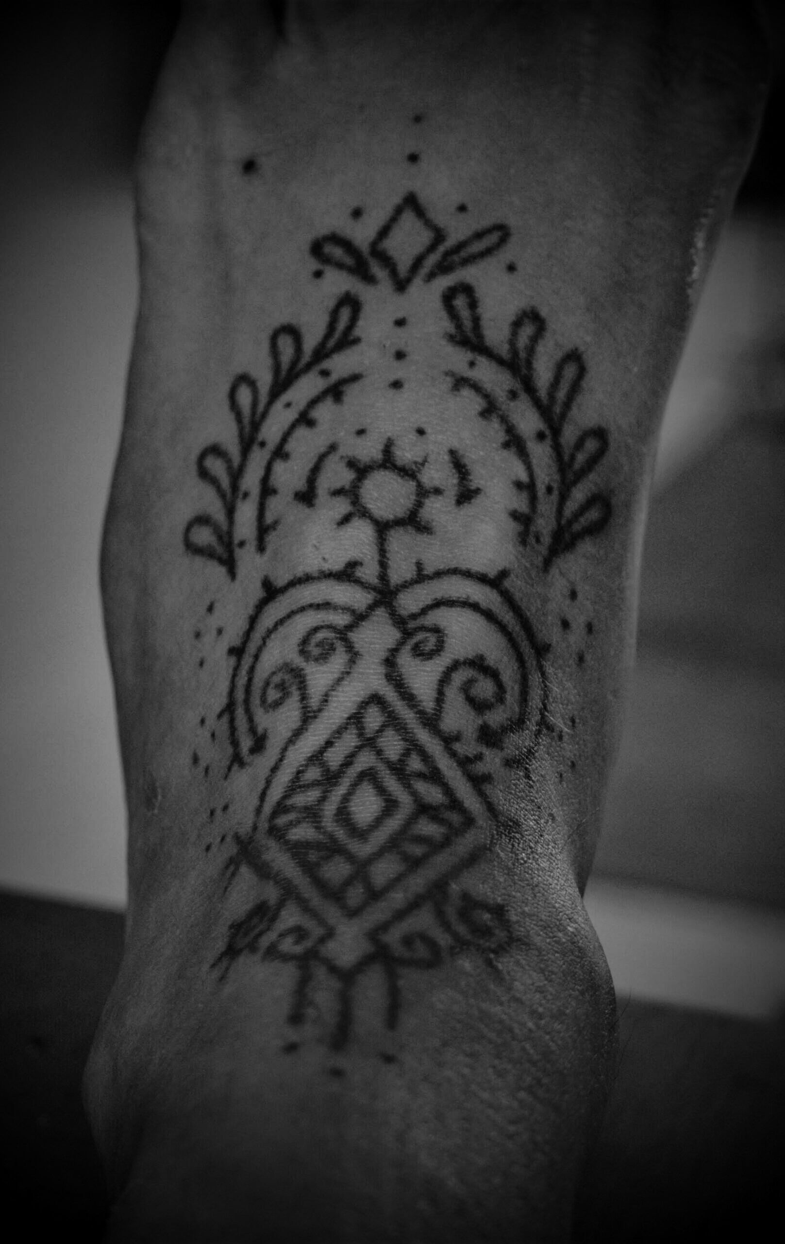 Wat is een Stick-and-Poke Tattoo en Waarom Zou Je Deze Willen?