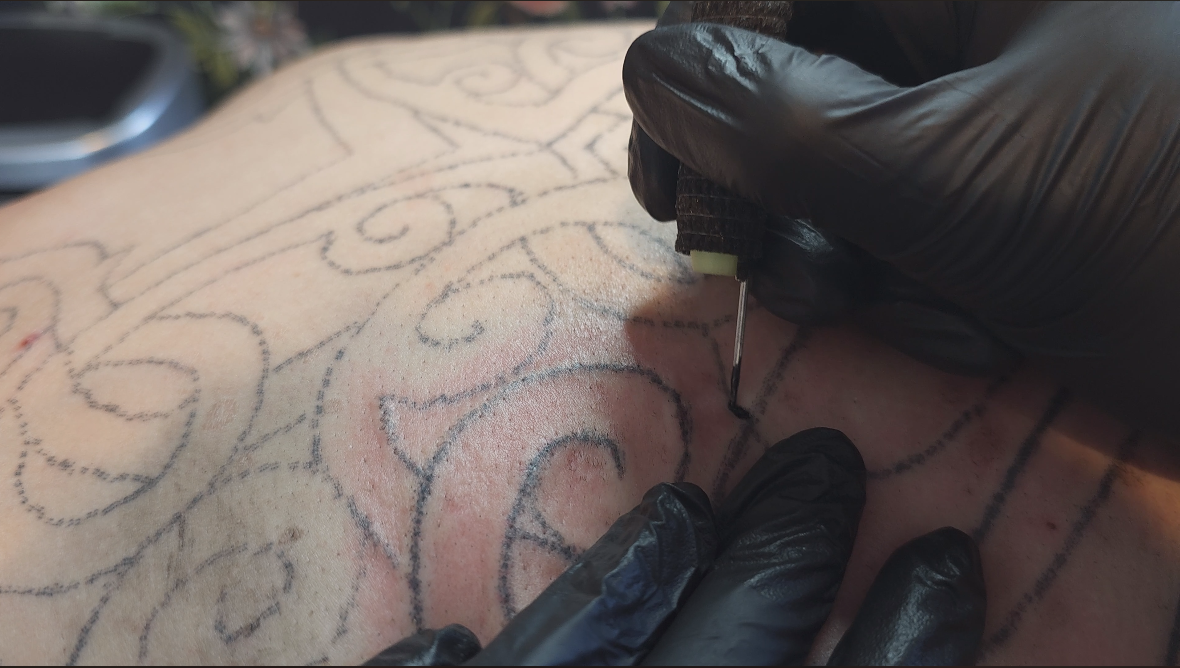 Handpoke tattoo Nederland: Waarom steeds meer mensen deze techniek kiezen